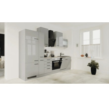 Moderne Einbauküche in Hochglanz-Optik mit Elektrogeräten wie Backofen, Dunstabzugshaube und Geschirrspüler in einem hellen Raum.
