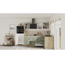 Moderne L-Küche mit salbeigrünen Unterschränken, Holz-Arbeitsplatte, schwarzem Backofen, Dunstabzugshaube, offenem Kühlschrank und Geschirrspüler.