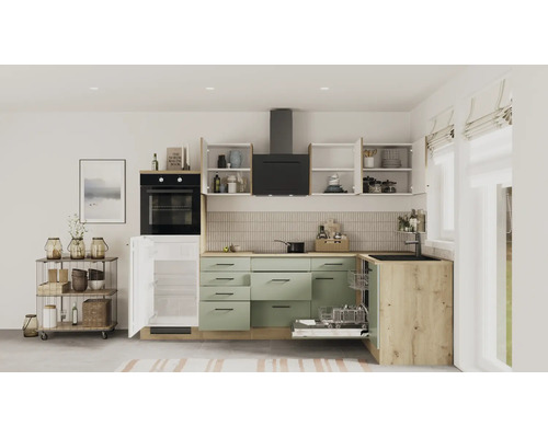 Moderne L-Küche mit salbeigrünen Unterschränken, Holz-Arbeitsplatte, schwarzem Backofen, Dunstabzugshaube, offenem Kühlschrank und Geschirrspüler.