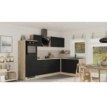 Moderne Eckküche mit schwarzen matten Fronten und Arbeitsplatte in Holzoptik. Hochrank mit Backofen, Dunstabzugshaube und Essbereich.
