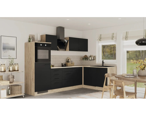 Moderne Eckküche mit schwarzen matten Fronten und Arbeitsplatte in Holzoptik. Hochrank mit Backofen, Dunstabzugshaube und Essbereich.