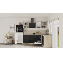 Moderne L-Küche mit schwarzen Fronten, Arbeitsplatte in Holzoptik, integriertem Backofen, Geschirrspüler und Kühlschrank. Hell und organisiert.