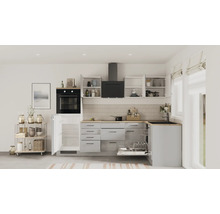 Helle, moderne Eckküche in Grau mit Holzdekor-Arbeitsplatte, integriertem Backofen, Dunstabzug, offenem Kühlschrank und Geschirrspüler.
