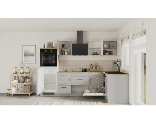 Helle, moderne Eckküche in Grau mit Holzdekor-Arbeitsplatte, integriertem Backofen, Dunstabzug, offenem Kühlschrank und Geschirrspüler.