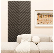 Akustikpaneele mit Rippenstruktur in V-Form an einer Wand hinter einem Polstersofa neben einem eingerahmten Bild.