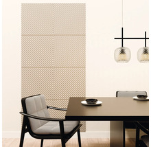 Modernes Esszimmer mit beigefarbenen Wandpaneelen in Chevron-Optik, einem dunklen Holztisch und Stühlen mit gemusterten Textilbezügen.
