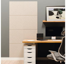 Akustik-Wandpaneele mit diagonalem Rippenmuster in einem modern eingerichteten Home-Office neben einem Schreibtisch.