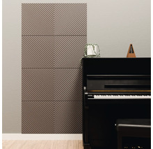 Akustikpaneele mit diagonalem Linienmuster an einer Wand hinter einem schwarzen Klavier in einem hellen Raum mit Holzfußboden.