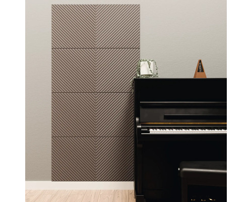 Akustikpaneele mit diagonalem Linienmuster an einer Wand hinter einem schwarzen Klavier in einem hellen Raum mit Holzfußboden.
