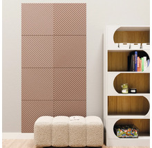 Sechs Akustikpaneele mit diagonalem Rillenmuster an einer Wand in einem hellen, modern eingerichteten Raum mit Sitzbank und Regal.