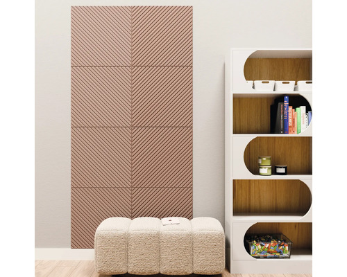 Sechs Akustikpaneele mit diagonalem Rillenmuster an einer Wand in einem hellen, modern eingerichteten Raum mit Sitzbank und Regal.
