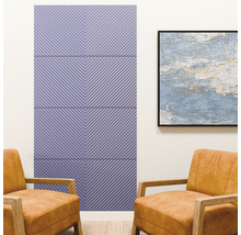 Violette Akustikpaneele mit diagonalem Linienmuster an einer Wand in einem hellen Raum mit braunen Sesseln und einem Wandbild.