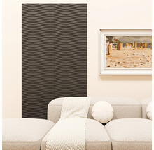 Wohnzimmer mit dunkel strukturierter Wandpaneele in Wellenoptik. Daneben ein helles Sofa mit Dekokissen und Decke sowie ein gerahmtes Bild an der Wand.