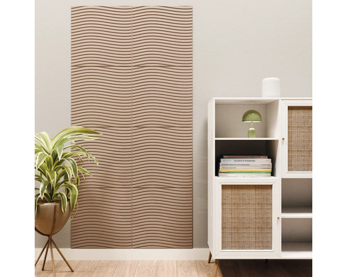 Modernes Interieur mit einer 3D-Wandpaneele mit Wellenstruktur, einem Schrank mit Rattangeflecht und einer Zimmerpflanze.