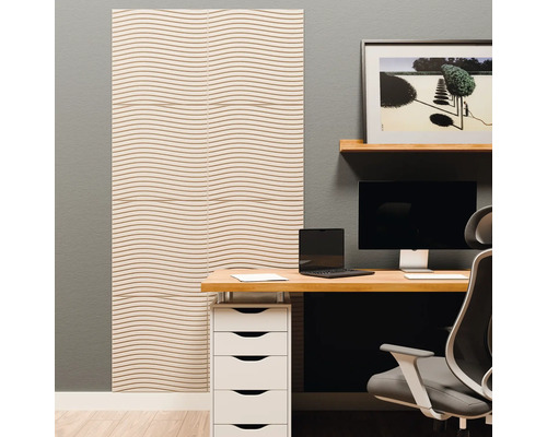 Moderner Arbeitsplatz mit Akustikpaneelen an der Wand. Die Paneele haben ein Wellenmuster. Schreibtisch mit Monitor und Laptop.