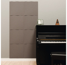 Akustikpaneele mit Wellenstruktur an einer Wand neben einem schwarzen Klavier.