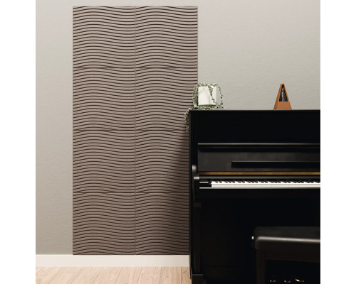 Akustikpaneele mit Wellenstruktur an einer Wand neben einem schwarzen Klavier.