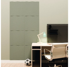 Akustikpaneele mit Wellenstruktur an der Wand eines hellen, modern organisierten Arbeitszimmers mit Schreibtisch, Bürostuhl und Lochwand.