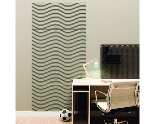 Akustikpaneele mit Wellenstruktur an der Wand eines hellen, modern organisierten Arbeitszimmers mit Schreibtisch, Bürostuhl und Lochwand.
