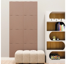 Modern eingerichteter Wohnbereich mit dreidimensionalen Wandpaneelen im Wellendesign, einem Regal und einem gepolsterten Hocker.