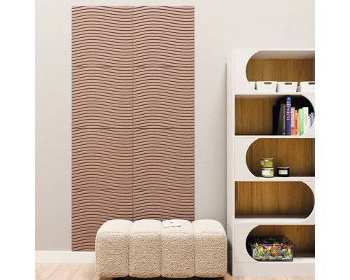 Modern eingerichteter Wohnbereich mit dreidimensionalen Wandpaneelen im Wellendesign, einem Regal und einem gepolsterten Hocker.