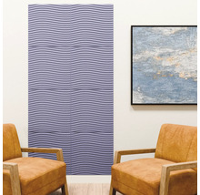 Akustikpaneel mit Wellenstruktur an einer Wand in einem modernen Wohnzimmer mit zwei Sesseln und einem gerahmten Bild.