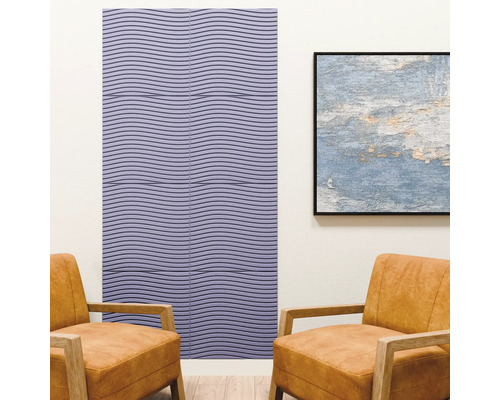 Akustikpaneel mit Wellenstruktur an einer Wand in einem modernen Wohnzimmer mit zwei Sesseln und einem gerahmten Bild.