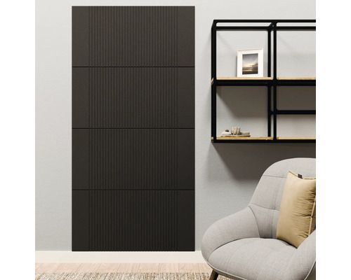 Akustikpaneel mit vertikalen Lamellen an einer Wand in einem modern eingerichteten Wohnraum neben einem Sessel und einem Wandregal.