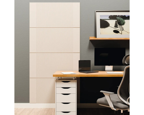 Modernes Home Office mit einem großen, strukturierten Akustikpaneel neben einem Schreibtisch aus Holz mit Computer und Bürostuhl.