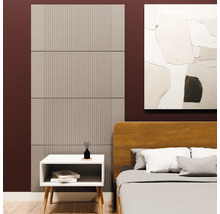 Akustikpaneele mit vertikalen Rillen an der Wand hinter einem Nachttisch in einem modern eingerichteten Schlafzimmer neben einem Holzbett.