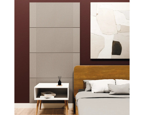 Akustikpaneele mit vertikalen Rillen an der Wand hinter einem Nachttisch in einem modern eingerichteten Schlafzimmer neben einem Holzbett.