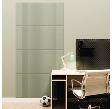 Helles Arbeitszimmer mit grünen, vertikal gerillten Akustikpaneelen an der Wand, Holzschreibtisch, weißem Bürostuhl und schwarzer Lochwand.