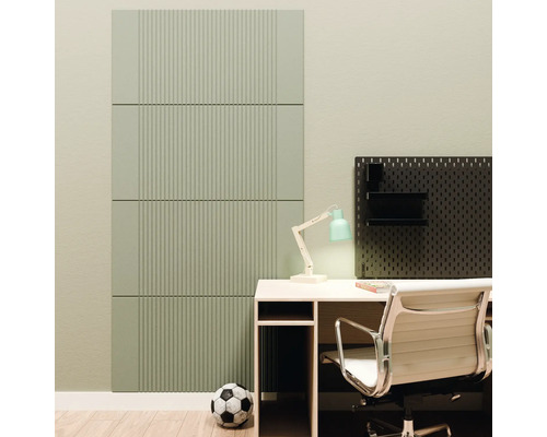 Helles Arbeitszimmer mit grünen, vertikal gerillten Akustikpaneelen an der Wand, Holzschreibtisch, weißem Bürostuhl und schwarzer Lochwand.