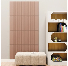Modernes Innendesign mit vertikal gerilltem Akustikpaneel an der Wand, strukturierter Polsterbank und Regal mit runden Ausschnitten.