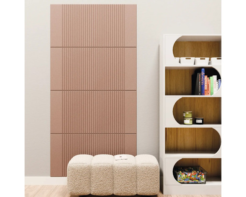 Modernes Innendesign mit vertikal gerilltem Akustikpaneel an der Wand, strukturierter Polsterbank und Regal mit runden Ausschnitten.
