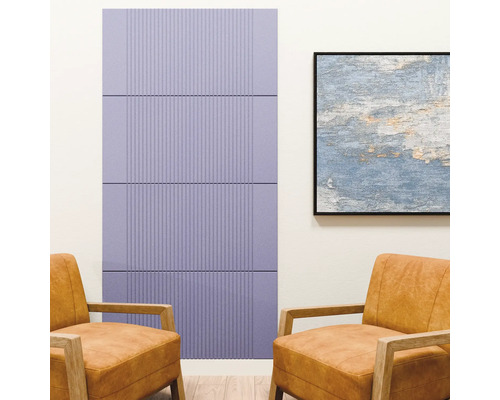 Akustikpaneel mit vertikalen Rillen an einer Wand in einem Raum mit zwei Sesseln und einem gerahmten Bild.