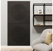Moderne Akustikpaneele mit konzentrischem Kreisdesign in einem hellen Wohnzimmer mit Sessel und Wandregal.