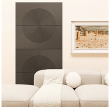 Moderne Akustikpaneele mit konzentrischem Kreismuster an einer Wand hinter einem hellen Sofa im Wohnzimmer.