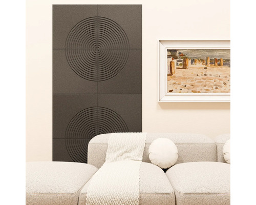 Moderne Akustikpaneele mit konzentrischem Kreismuster an einer Wand hinter einem hellen Sofa im Wohnzimmer.