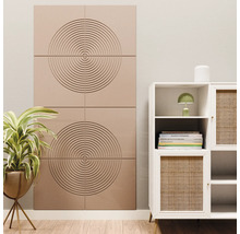 Akustikpaneel mit kreisförmigem Muster an einer Wand in einem modern eingerichteten Raum neben einer Pflanze und einem Regal.
