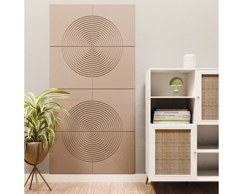 Akustikpaneel mit kreisförmigem Muster an einer Wand in einem modern eingerichteten Raum neben einer Pflanze und einem Regal.