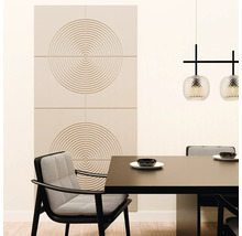 Modernes Esszimmer mit großformatigen Wandfliesen mit konzentrischem Kreismuster, dunklem Esstisch, gemusterten Stühlen und Pendelleuchte.
