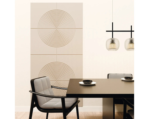 Modernes Esszimmer mit großformatigen Wandfliesen mit konzentrischem Kreismuster, dunklem Esstisch, gemusterten Stühlen und Pendelleuchte.