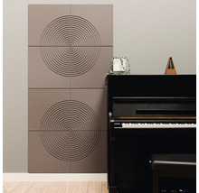 Akustikpaneele mit kreisförmigem Muster an der Wand hinter einem schwarzen Klavier in einem modern eingerichteten Raum.