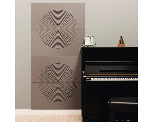 Akustikpaneele mit kreisförmigem Muster an der Wand hinter einem schwarzen Klavier in einem modern eingerichteten Raum.