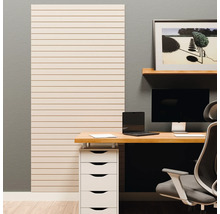 Modernes, organisiertes Arbeitszimmer mit einem Wandpaneel mit horizontalen Lamellen, einem Holzschreibtisch und einem Bürostuhl.