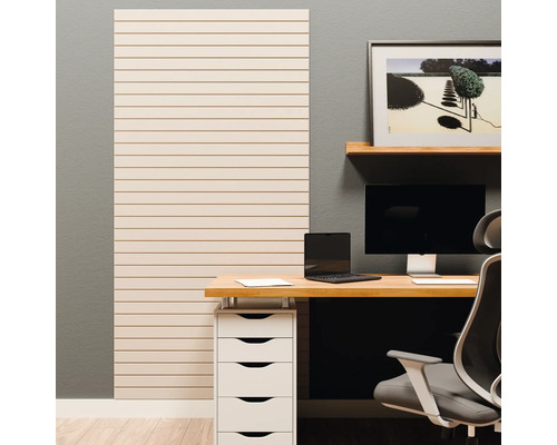 Modernes, organisiertes Arbeitszimmer mit einem Wandpaneel mit horizontalen Lamellen, einem Holzschreibtisch und einem Bürostuhl.