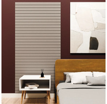Akustikpaneel mit horizontalen Lamellen in einem modern eingerichteten Schlafzimmer neben Bett und Nachttisch.