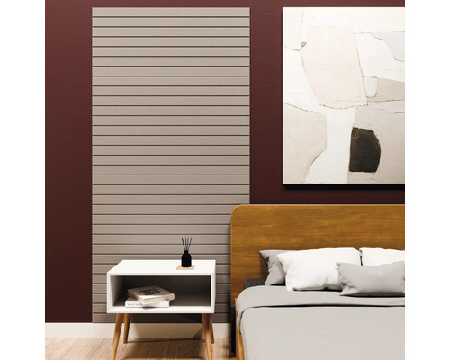 Akustikpaneel mit horizontalen Lamellen in einem modern eingerichteten Schlafzimmer neben Bett und Nachttisch.
