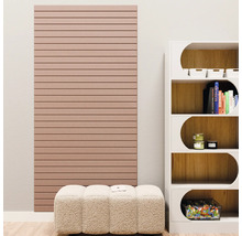 Akustikpaneel mit horizontalen Rillen an einer Wand, neben einem weißen Regal und einem strukturierten Hocker in einem hellen Raum.
